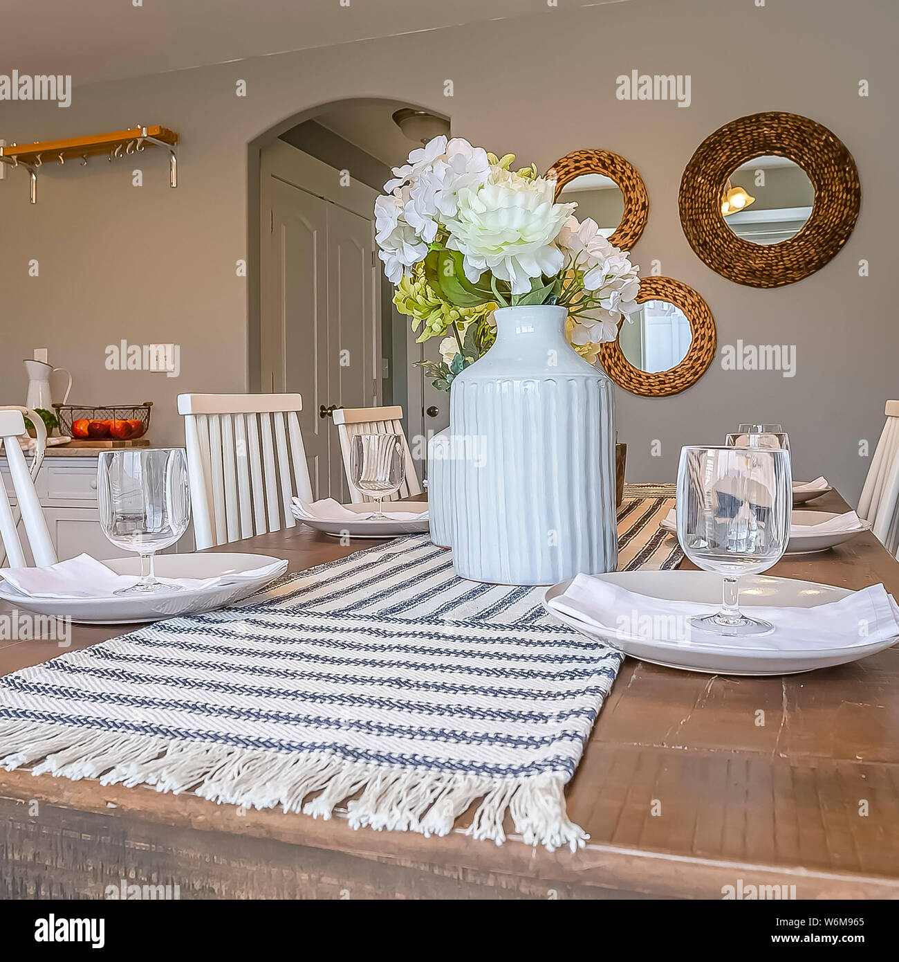 Salle à manger carré intérieur avec table en bois brun et blanc de chaises en bois Banque D'Images