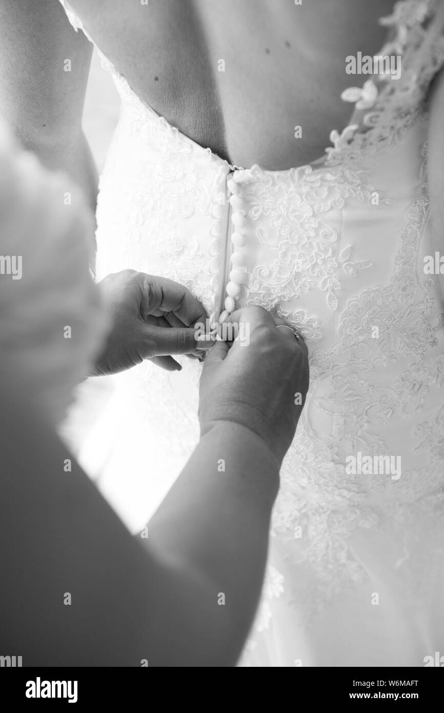 Mère de la mariée à boutonner le haut la robe de mariage Banque D'Images