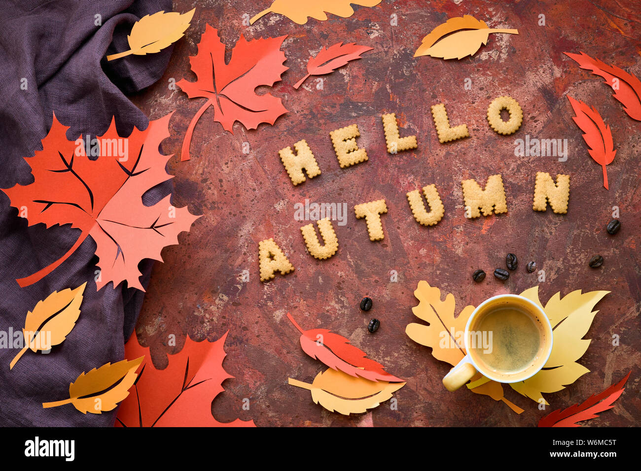 Temps d'automne, télévision jeter sur fond texturé noir avec l'automne les feuilles de papier, des biscuits et du café Banque D'Images