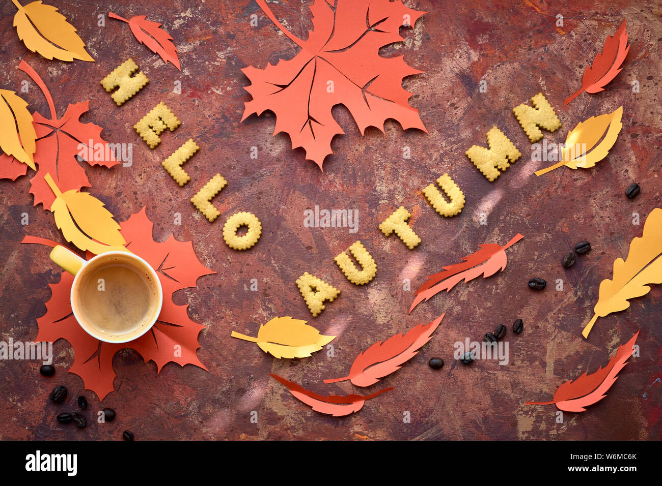 Temps d'automne, télévision jeter sur fond texturé noir avec l'automne les feuilles de papier, des biscuits et du café Banque D'Images