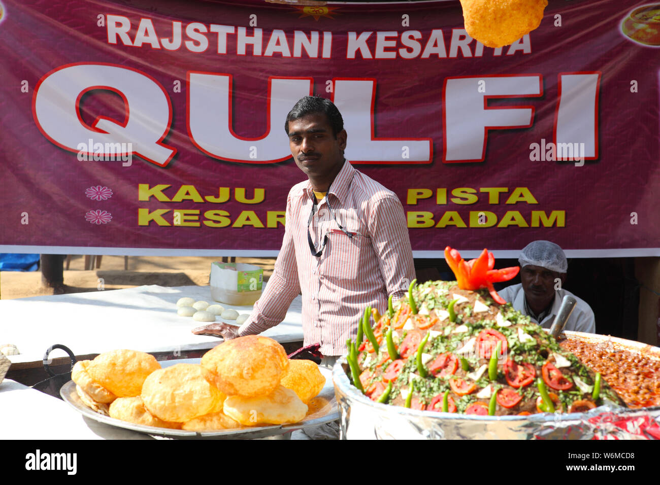 Vendeur vendant la chole bhature à Surajkund Crafts Mela, Surajkund, Faridabad, Haryana, Inde Banque D'Images