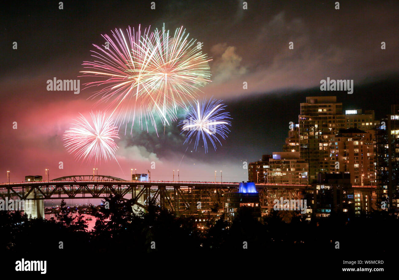 (190802) -- BEIJING, 2 août 2019 (Xinhua) -- l'équipe canadienne s'allume le ciel pendant la célébration de la lumière de la baie English à Vancouver, Canada, le 31 juillet 2019. (Photo de Liang Sen/Xinhua) Banque D'Images