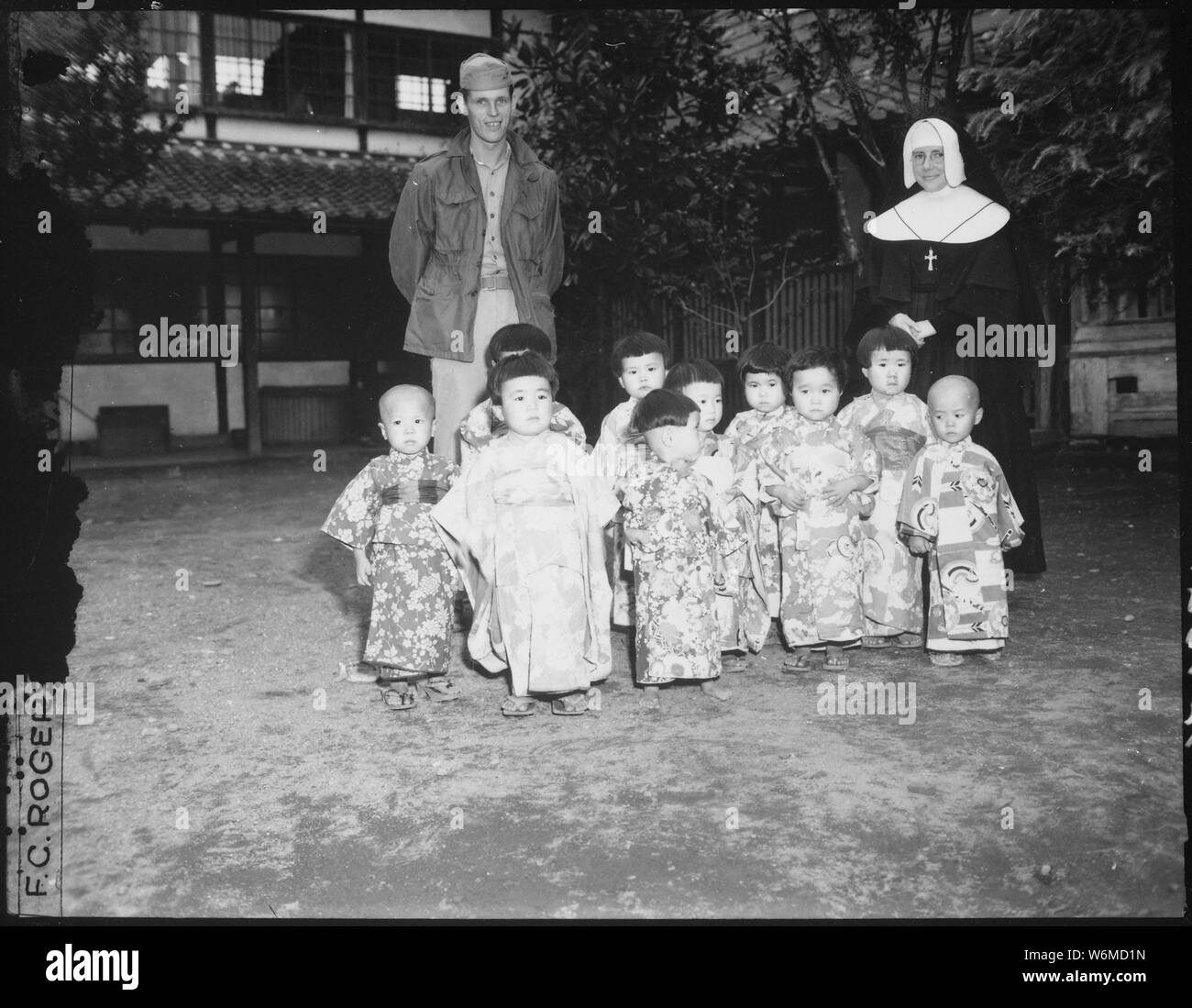 L'ange gardien accueil, un catholique accueil pour les orphelins, à Kumamoto, au Japon. Comme privé Louis Miller, Brooklyn, New York, était sur le point de partir, Soeur Saint Paul avait les orphelins s'habillent de leurs plus beaux habits pour faire prendre leur photo. ; notes générales : utilisation de la guerre et des conflits Nombre 1271 lors de la commande d'une reproduction ou demande d'informations sur cette image. Banque D'Images L'ange gardien accueil, un catholique accueil pour les orphelins, à Kumamoto, au Japon. Comme privé Louis Miller, Brooklyn, New York, était sur le point de partir, Soeur Saint Paul avait les orphelins s'habillent de leurs plus beaux habits pour faire prendre leur photo. ; notes générales : utilisation de la guerre et des conflits Nombre 1271 lors de la commande d'une reproduction ou demande d'informations sur cette image. Banque D'Images