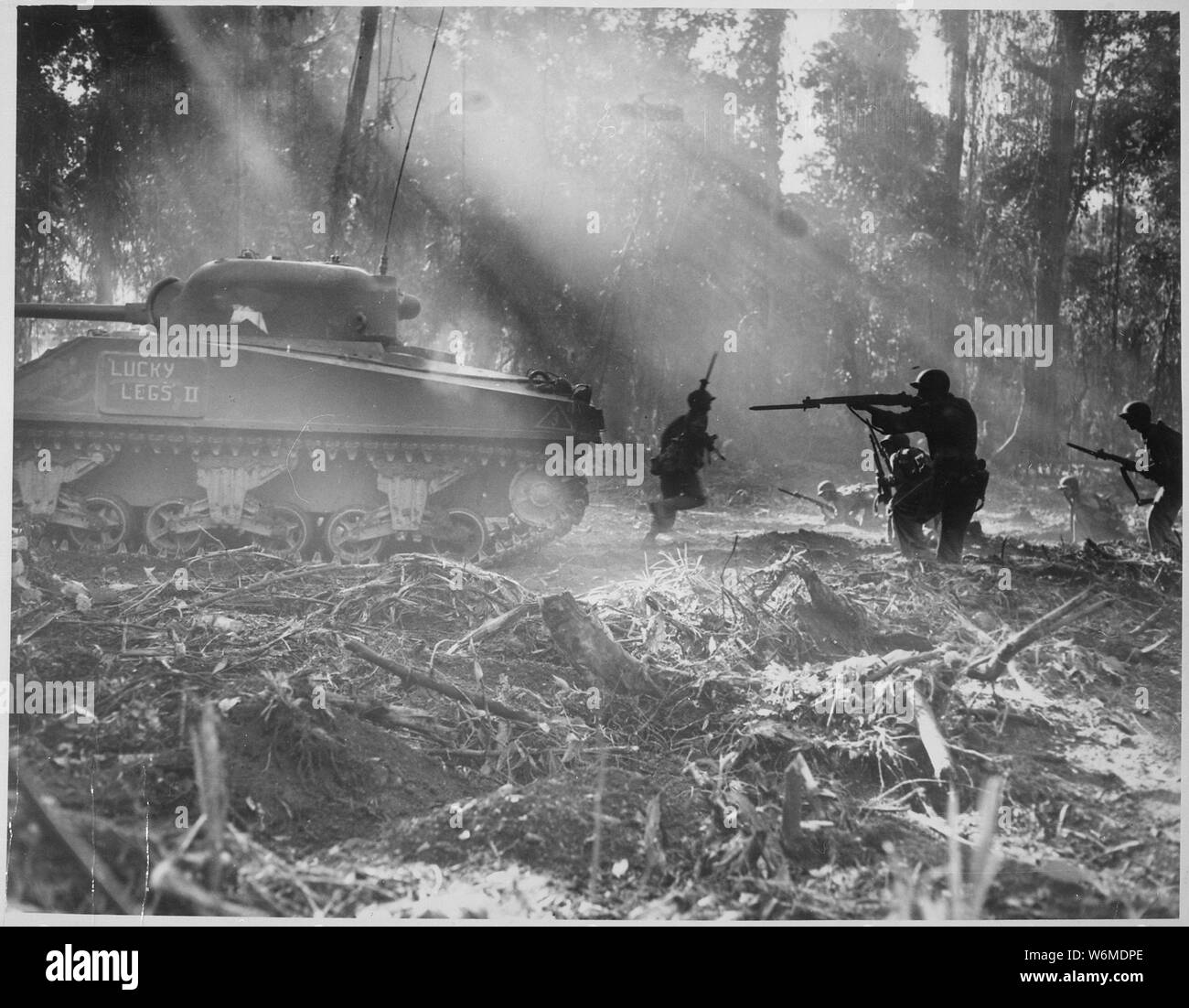 Les Yankees rdp jusqu'à Bougainville. La nuit, les Japonais ne s'infiltrer dans les lignes américaines. À l'aube, les doughboys est sorti et les a tués. Cette photo montre l'avenir du réservoir, les fantassins qui suit dans son couvercle. ; notes générales : utilisation de la guerre et des conflits Nombre 1185 lors de la commande d'une reproduction ou demande d'informations sur cette image. Banque D'Images