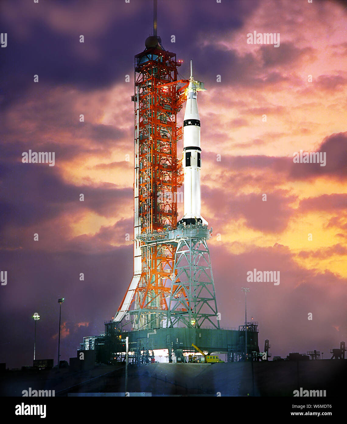 Sur le site de lancement de vaisseau spatial dans le spatioport. Un paysage extraordinaire de rocket à la veille du lancement. Certains éléments de cette image sont meublées par la NASA Banque D'Images
