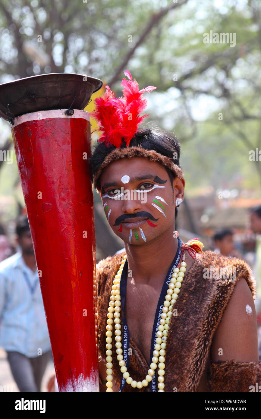 Indien tribal exécutant à Surajkund Crafts Mela, Surajkund, Faridabad, Haryana, Inde Banque D'Images