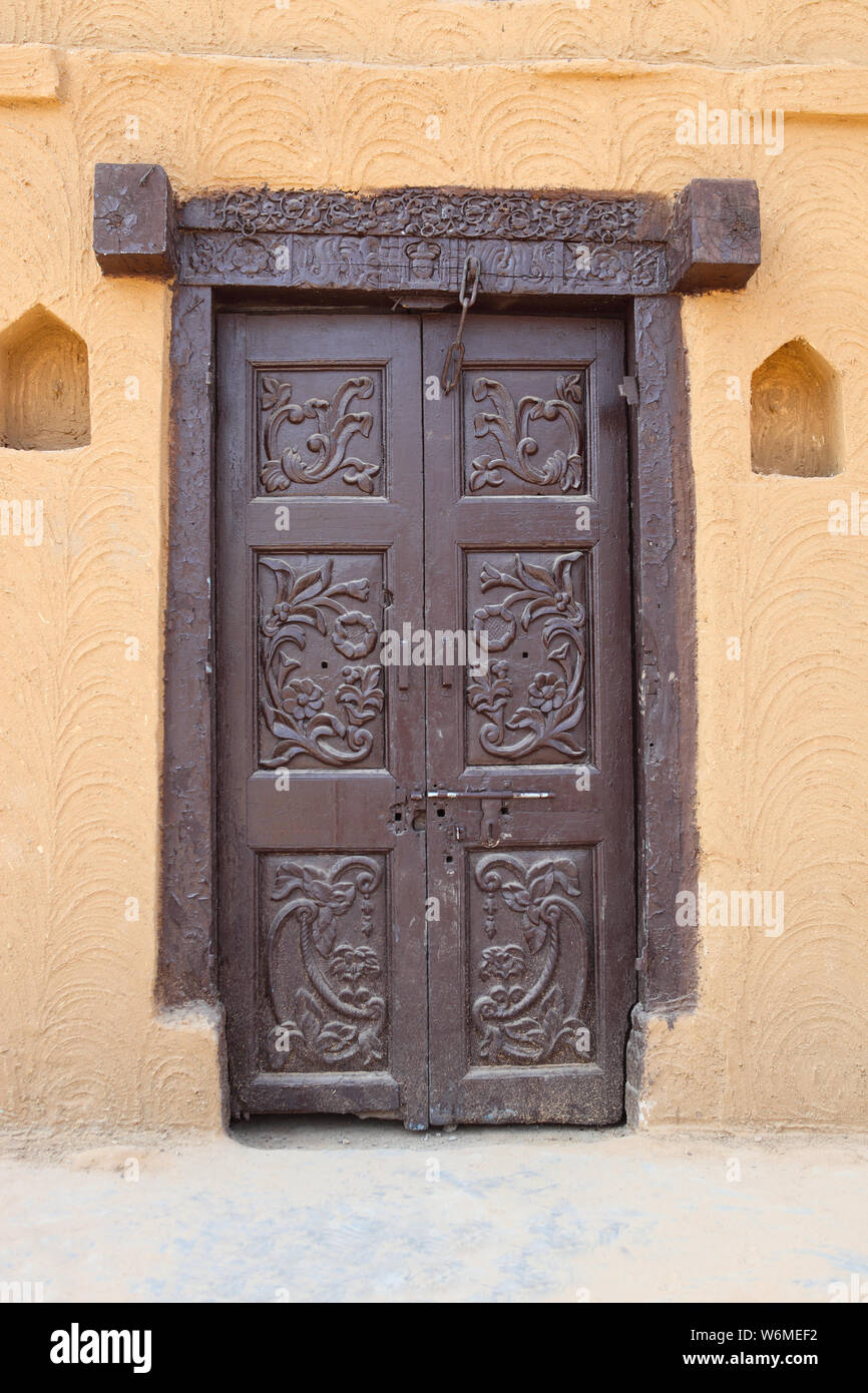 Porte fermée d'une maison de boue à Surajkund Crafts Mela, Surajkund, Faridabad, Haryana, Inde Banque D'Images