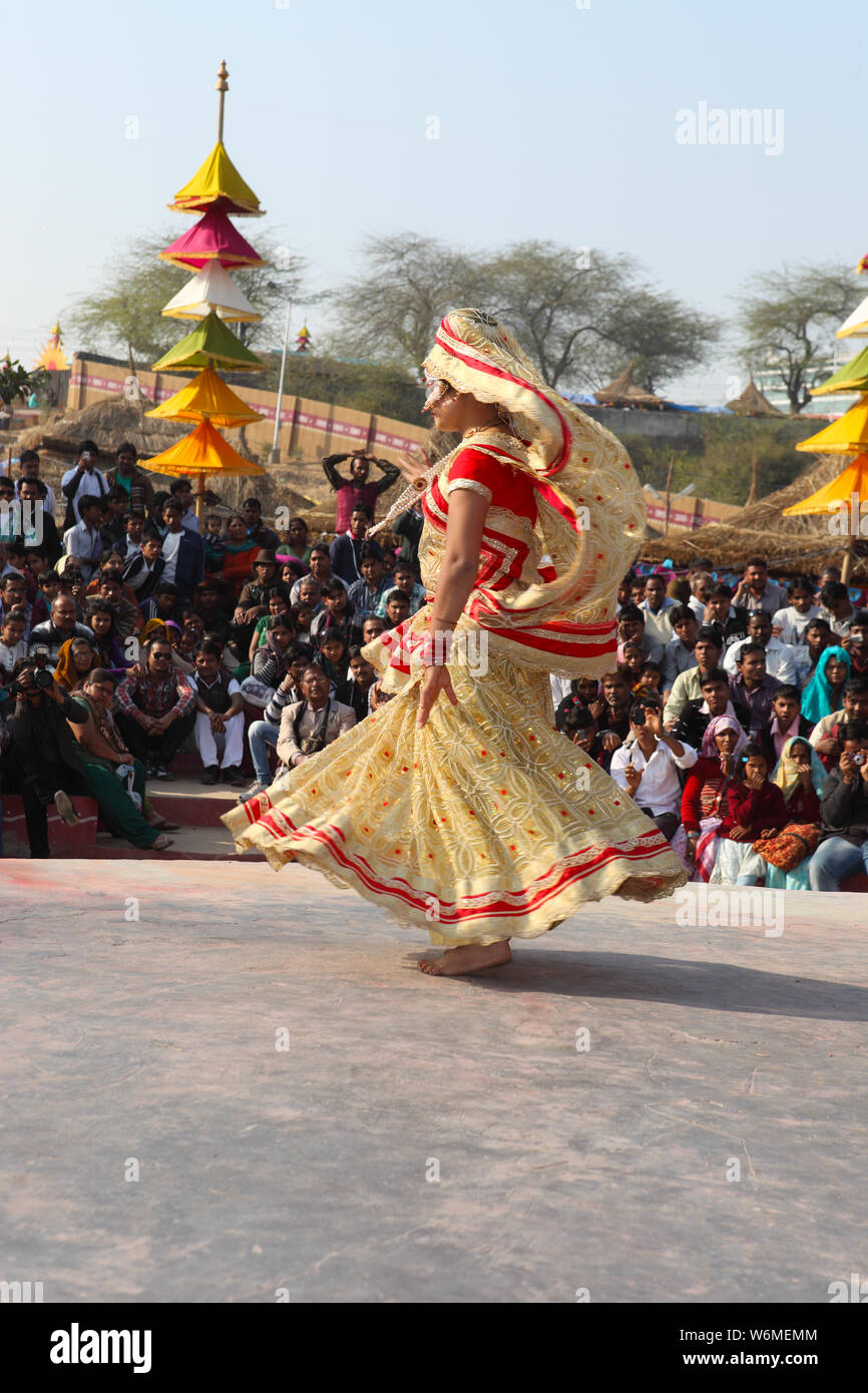 Danseuse de sexe féminin qui se produit à Surajkund Crafts Mela, Surajkund, Faridabad, Haryana, Inde Banque D'Images