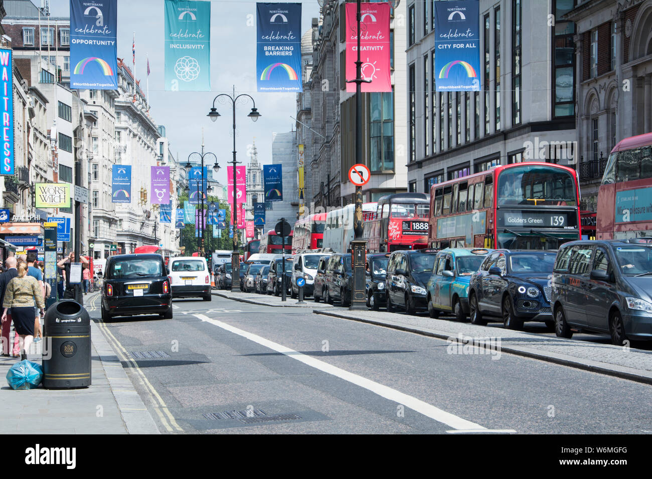 D'attente de taxis sur une section de l'ouest très congestionné de The Strand, London, UK Banque D'Images