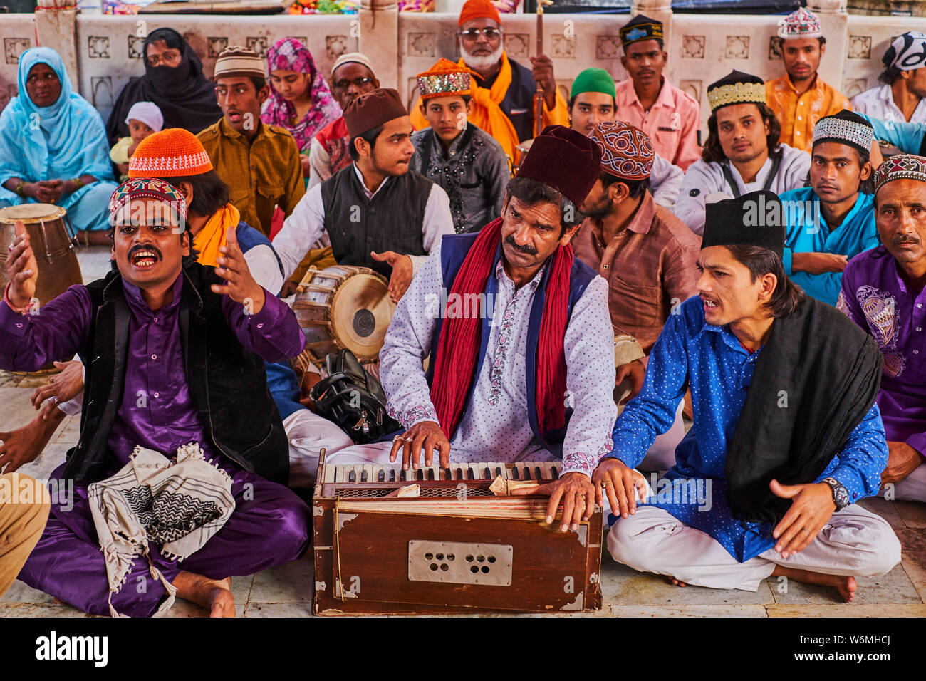 L'Inde, du Rajasthan, Bundi, Ajmer Sharif Dargah, culte du saint soufi Khwaja Moinuddin Chisti, chanteur qawwali Banque D'Images