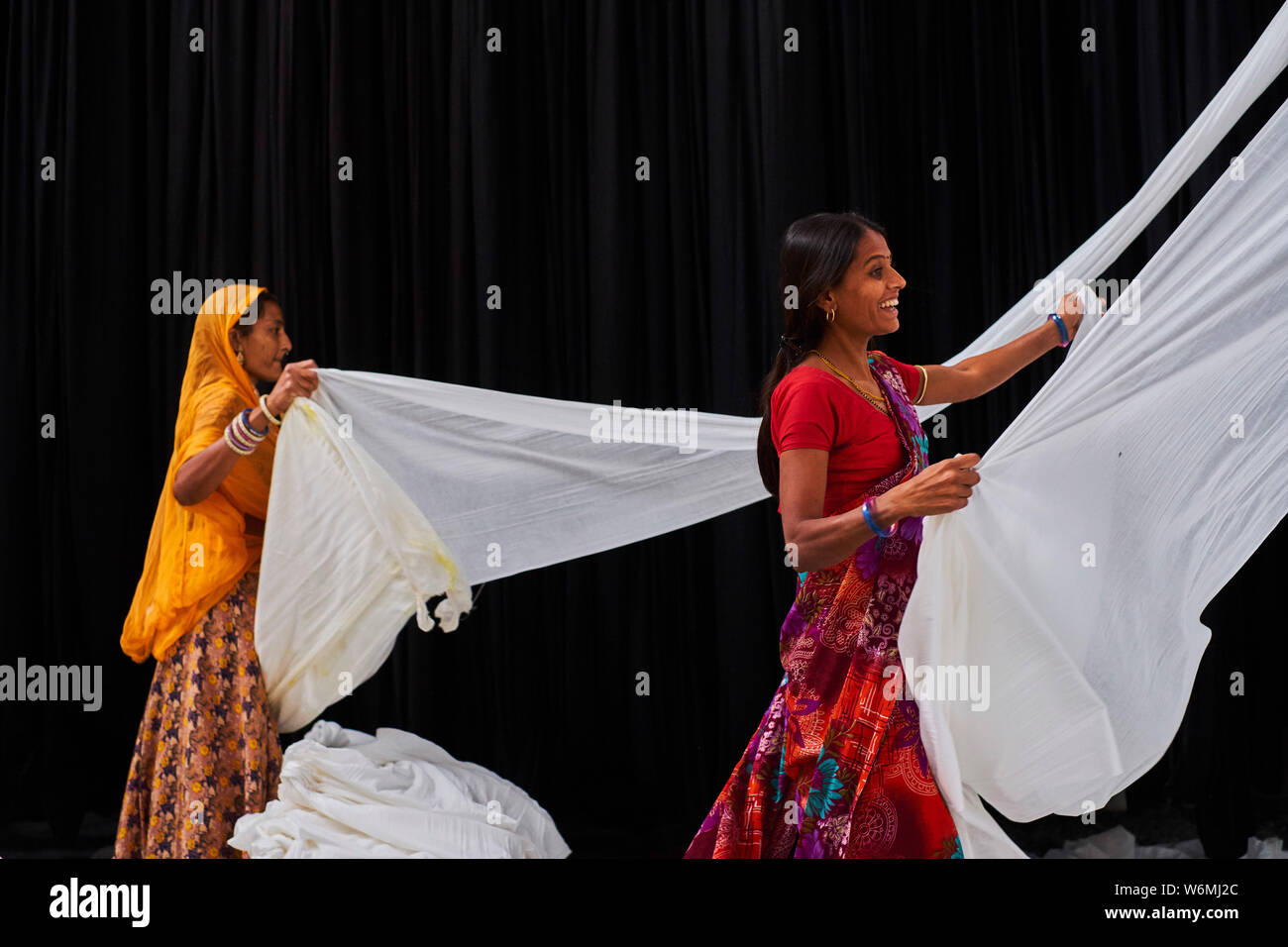 L'Inde, Rajasthan, Sari, usine textile sont séchés à l'air libre. La collecte des textiles à sec sont pliées par les femmes Banque D'Images