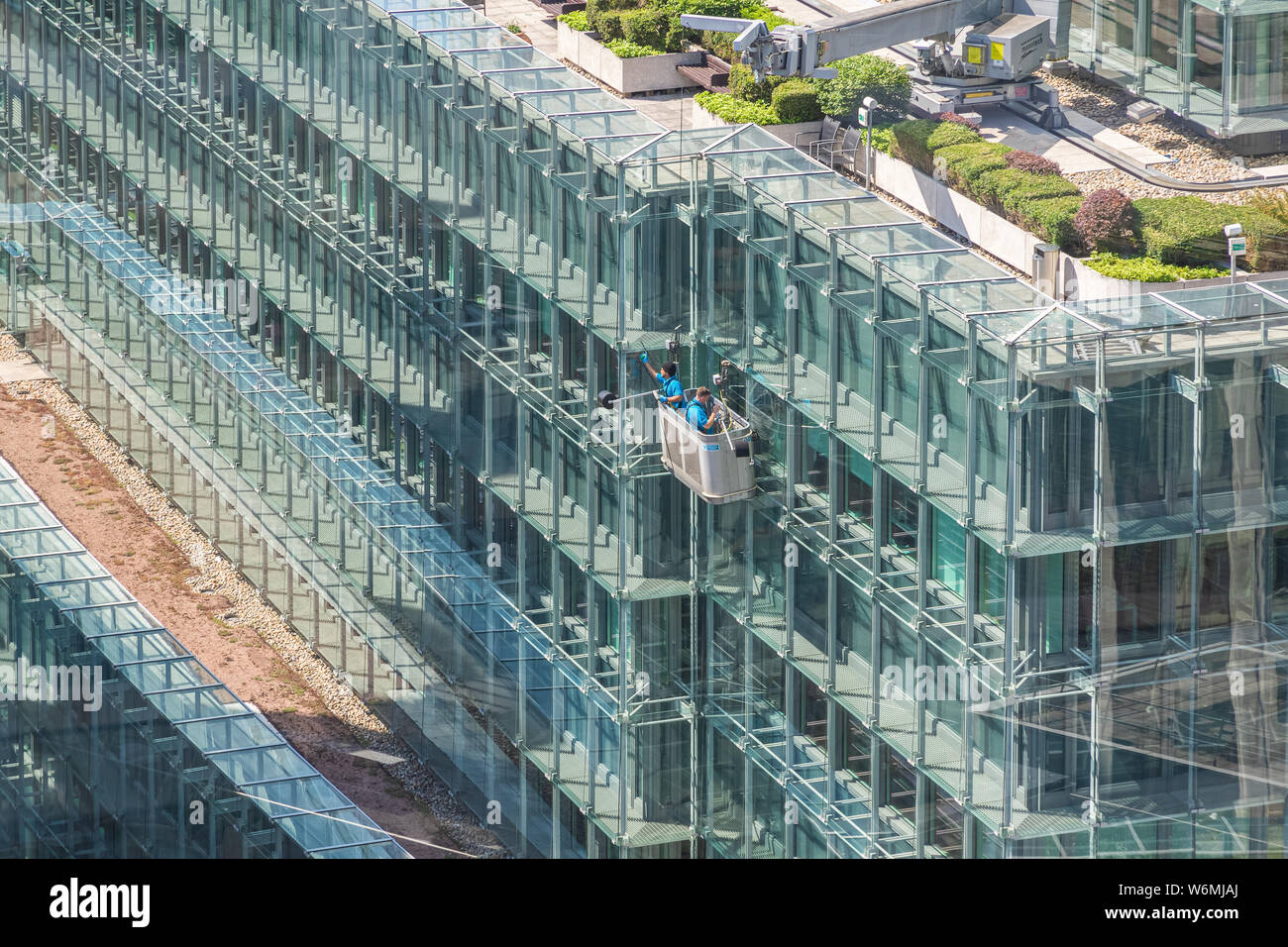 Londres, Royaume-Uni - 16 juillet 2019 - nettoyage de vitres lavage de la façade en verre de grande hauteur Plantation Place dans la ville de Londres Banque D'Images