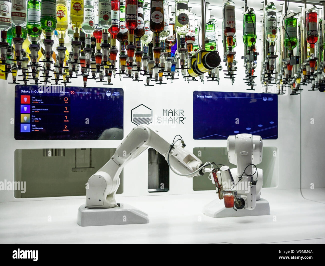 Makr shakr : 2 bras robotisés font une variété de cocktails exposition au Barbican London. Intelligence artificielle IA. Banque D'Images
