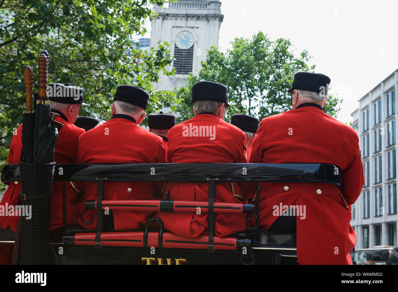 Uniforme rouge : Chelsea Pensioners, sur une calèche à ciel ouvert, City of London, Angleterre, Royaume-Uni. Banque D'Images
