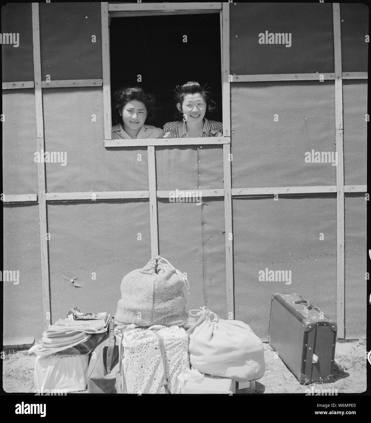 Turlock, Californie. Ces deux filles le bout du nez par une fenêtre dans leurs quartiers juste après leur arriva . . . ; Portée et contenu : la légende complète pour cette photographie se lit comme suit : Turlock, Californie. Ces deux filles le bout du nez par une fenêtre dans leurs quartiers juste après leur arrivée à l'assemblée générale de Turlock centre. Les sinistrés d'origine japonaise sera transférée plus tard à partir de centres de regroupement de centres d'autorité à la réinstallation de la guerre pour la durée. Banque D'Images