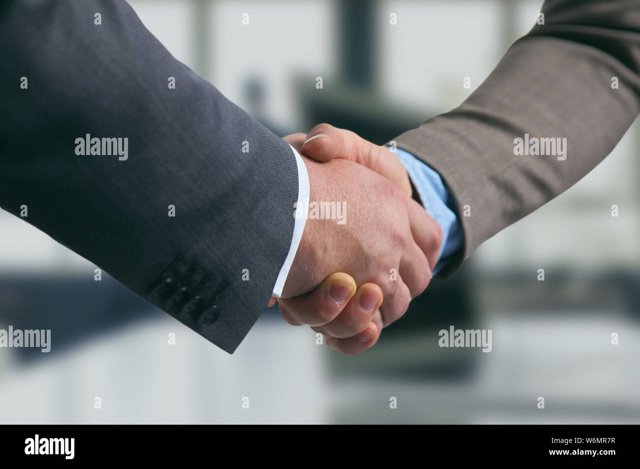 Poignée d'affaires. Deux businessman shaking hands with chaque oth Banque D'Images