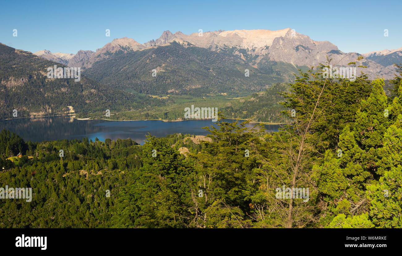 Vue sur les lacs de montagne Campanario et aux beaux jours, le Parc National Nahuel Huapi. San Carlos de Bariloche, Argentine, Patagonie Banque D'Images