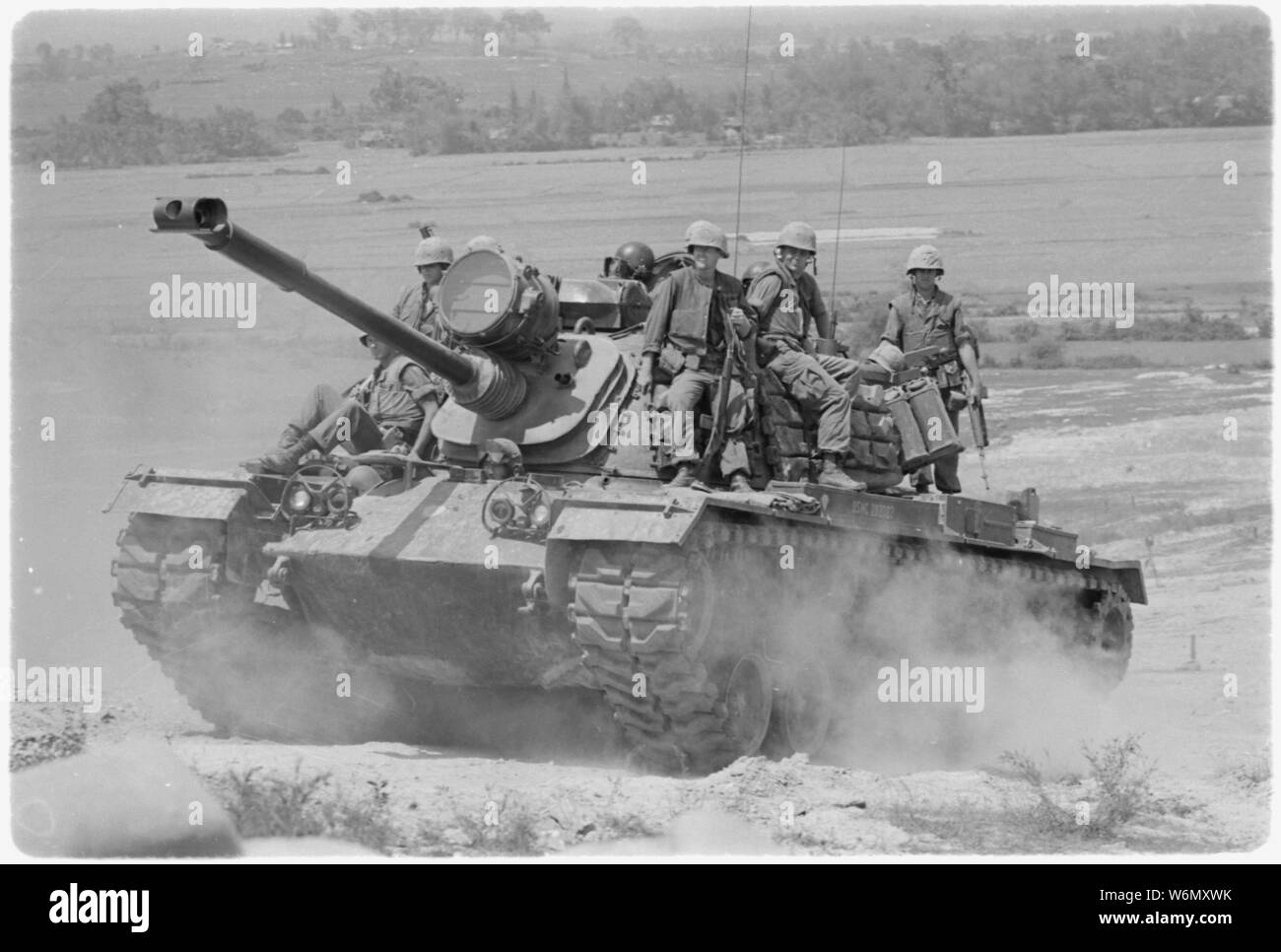 Le Vietnam. Marines de e compagnie, 2e Bataillon, 3e de marine, équitation sur un M-48 tank. Banque D'Images