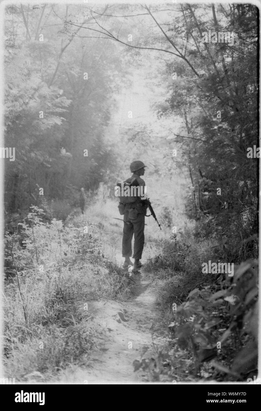 Vietnam .... Une balade maritime départ de sa machine en fonctionnement Macon se déplace lentement, prudente des pièges de l'ennemi. Banque D'Images