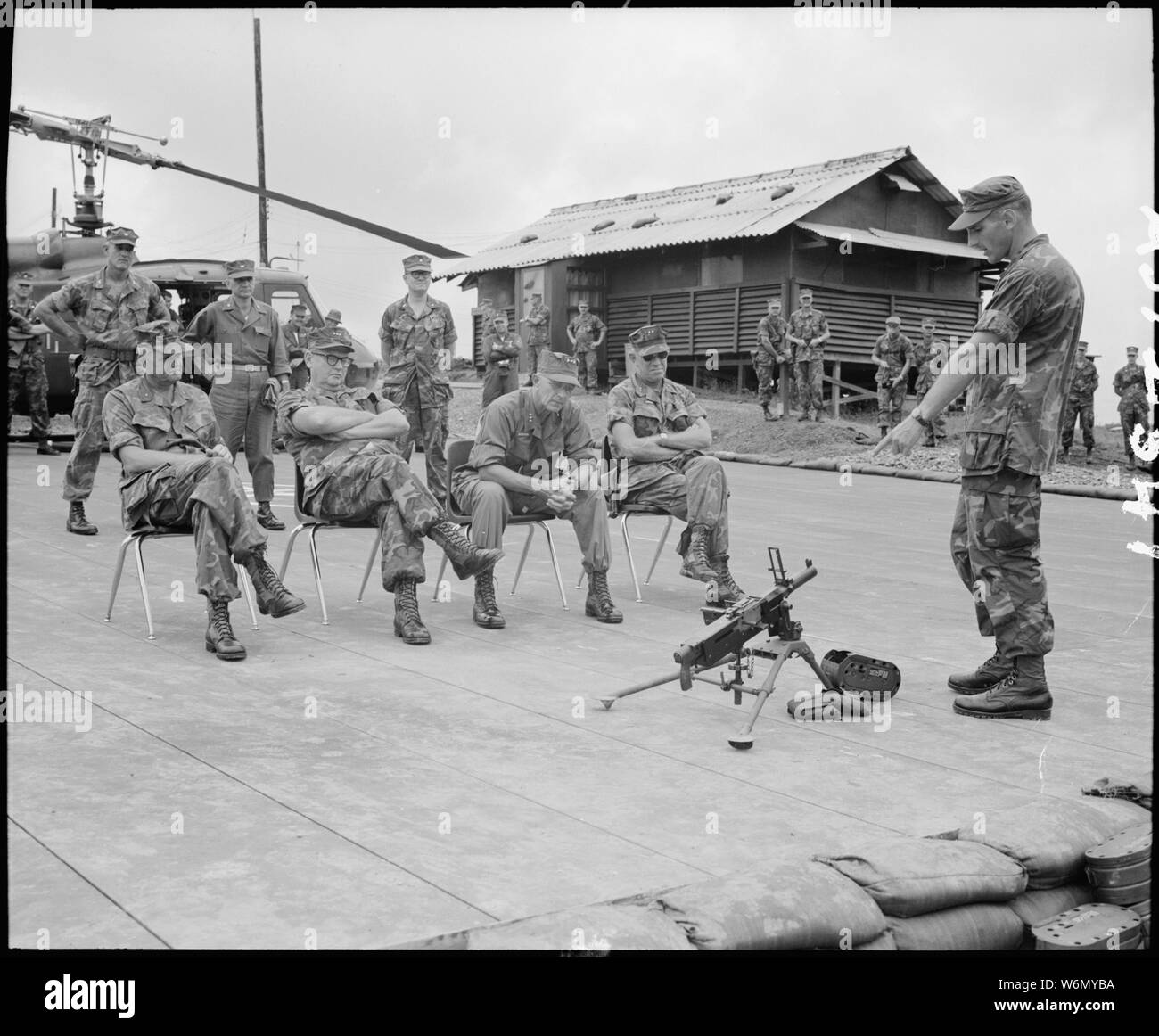 Vietnam....Major Joseph Flynn, S-3, 26e Régiment de Marines, explique les caractéristiques spécifiques du lance-grenades automatique à, de gauche à droite, le général Wilson, Lieutenant-général Henry Buse, le Lieutenant général Herman Nickerson et le général O.R. Simpson. Banque D'Images