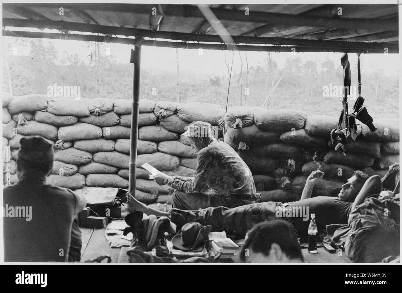 Vietnam....Le Sergent Howard Stevens, un conseiller des Forces spéciales d'une force de frappe des Montagnards, obtient une chance de lire son courrier à Phey-Shuron, un camp construit dans le Vietnam central highlands. Stevens fait partie d'une équipe de 12 soldats de la tribu primitive Koho dans la jungle montagnes à l'ouest de Dalat. Banque D'Images