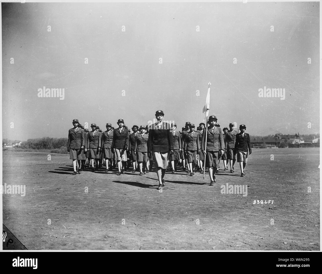 Le Capitaine WAAC Charité Adams de Columbia, Caroline du Nord, qui a été commandé à partir de la première classe des aspirants, et le premier de son groupe à recevoir une commission, les perceuses sa compagnie sur la perceuse la masse à la première formation WAAC Centre, Fort Des Moines, Iowa, 05/1943. Banque D'Images