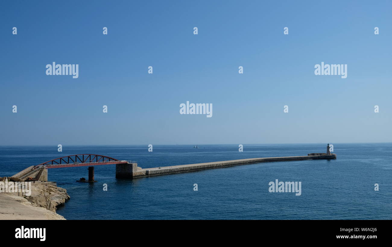 La Valette, capitale de Malte. Dans un cadre ensoleillé et très chaud matin, vue sur St Elmo Bridge et c'est la connexion à St Elme Phare. Banque D'Images