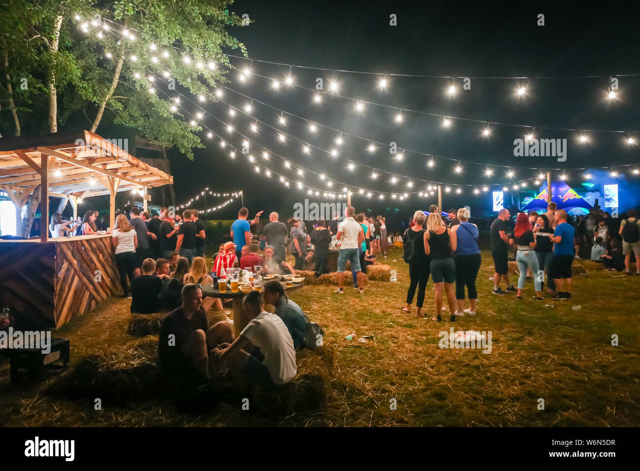 Brezje, Croatie - 20 juillet, 2019 : les gens sur la nourriture et chill out zone durant la forêt, forêt ultime electronic music festival situé dans Banque D'Images
