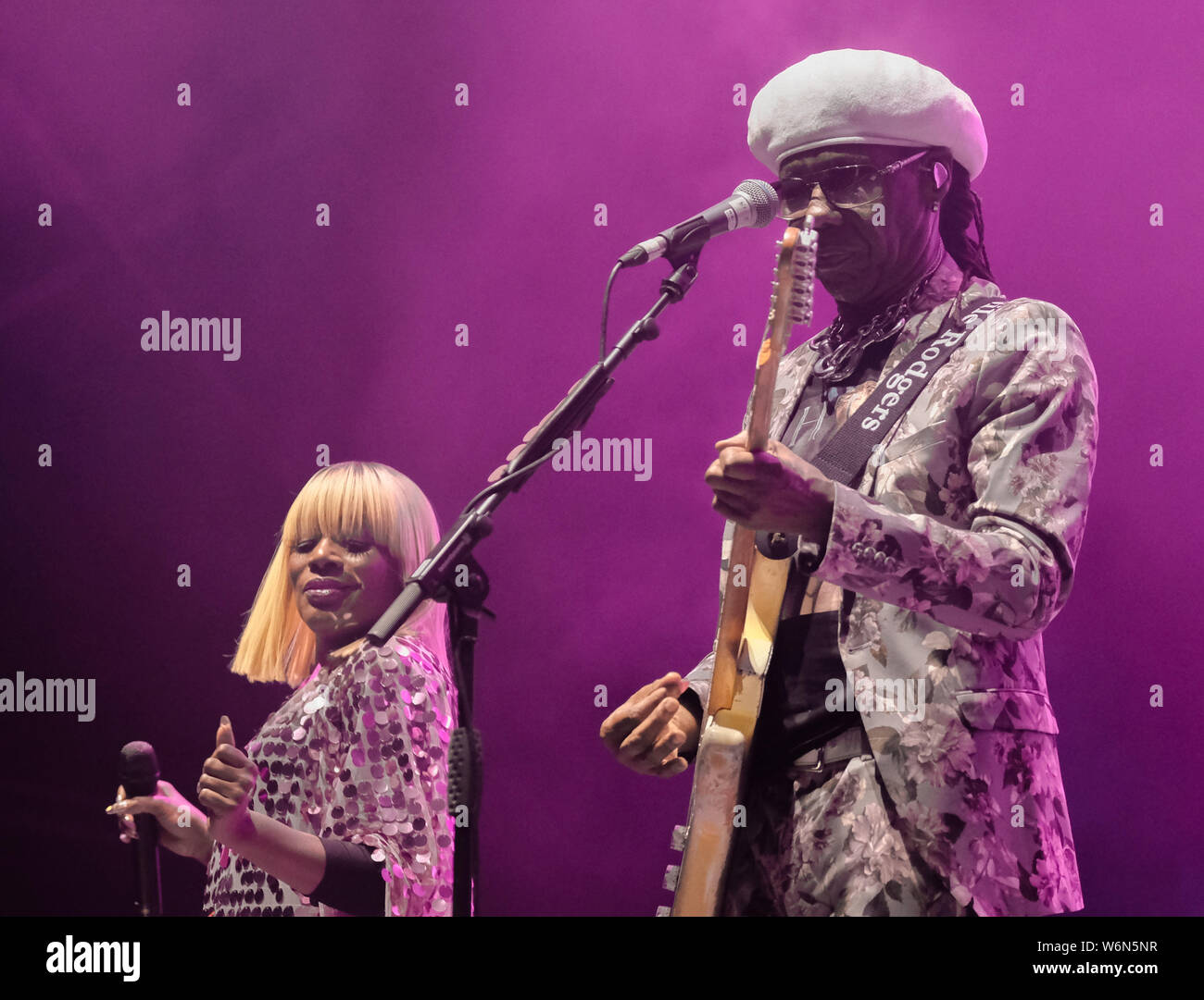 Award Winning American Hall of Fame disco, funk, soul et r&b artistes, Nile Rodgers à la guitare et Kimberly Davis, chanteuse, chanter sur scène au Camp Bestival festival familial au Royaume-Uni. Banque D'Images