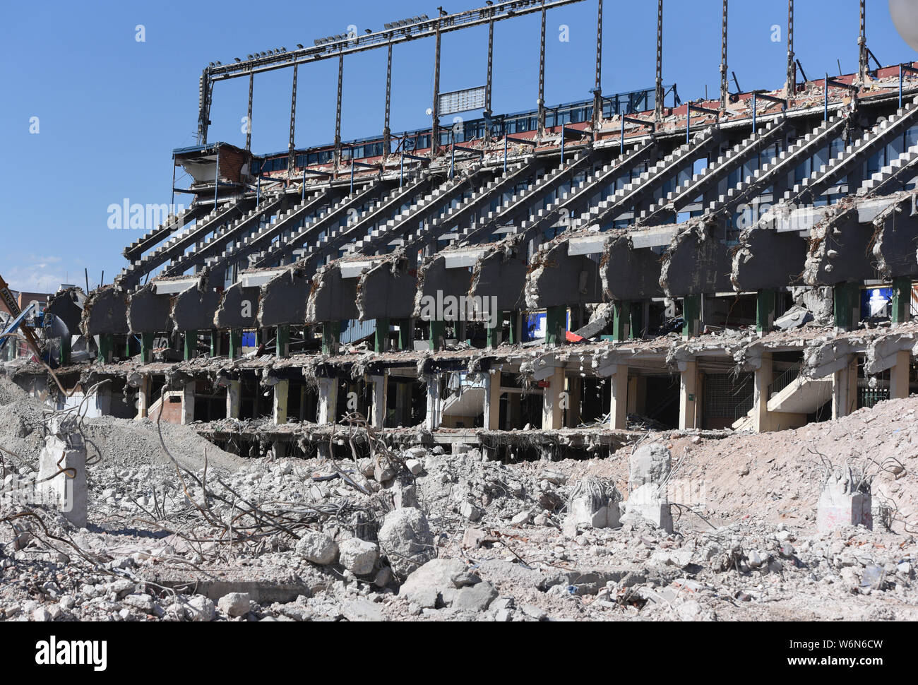 Madrid, Espagne. 06Th Aug 2019. Une vue de stade Vicente Calderón lors de sa démolition à Madrid.club de football l'Atletico Madrid a fait 182 millions d'euros de la vente de trois parcelles de terrain dans l'ancienne zone du stade. Ils ont été achetés par Azora, CBRE, Vivenio, Renta Corporación et le GAP. Ils seront utilisés pour la construction d'environ 400 logements et les parties communes. Credit : SOPA/Alamy Images Limited Live News Banque D'Images