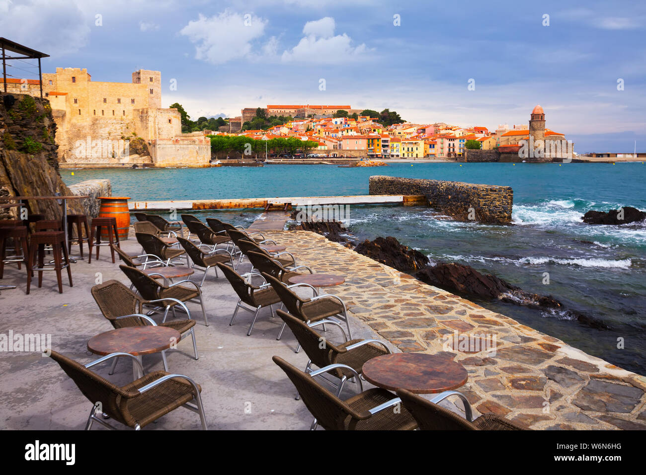 Panorama de la baie pittoresque de Collioure colorés par le restaurant au printemps Banque D'Images