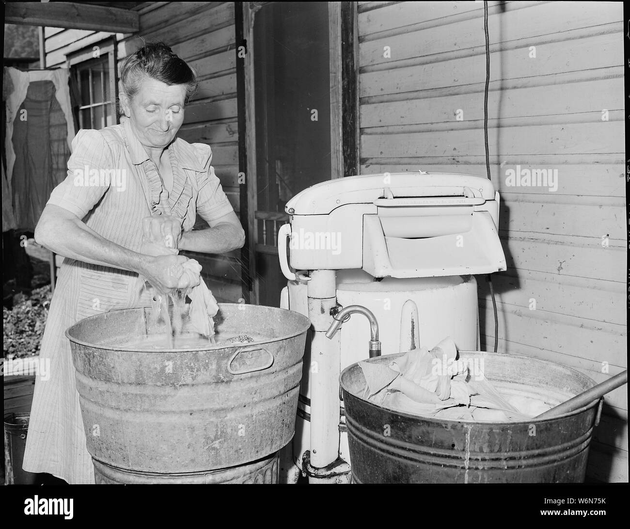 Femme de mineur de lessive sur. Le sud de Coal Corporation, Bradshaw Mine, Bradshaw, McDowell County, Virginie occidentale. Banque D'Images