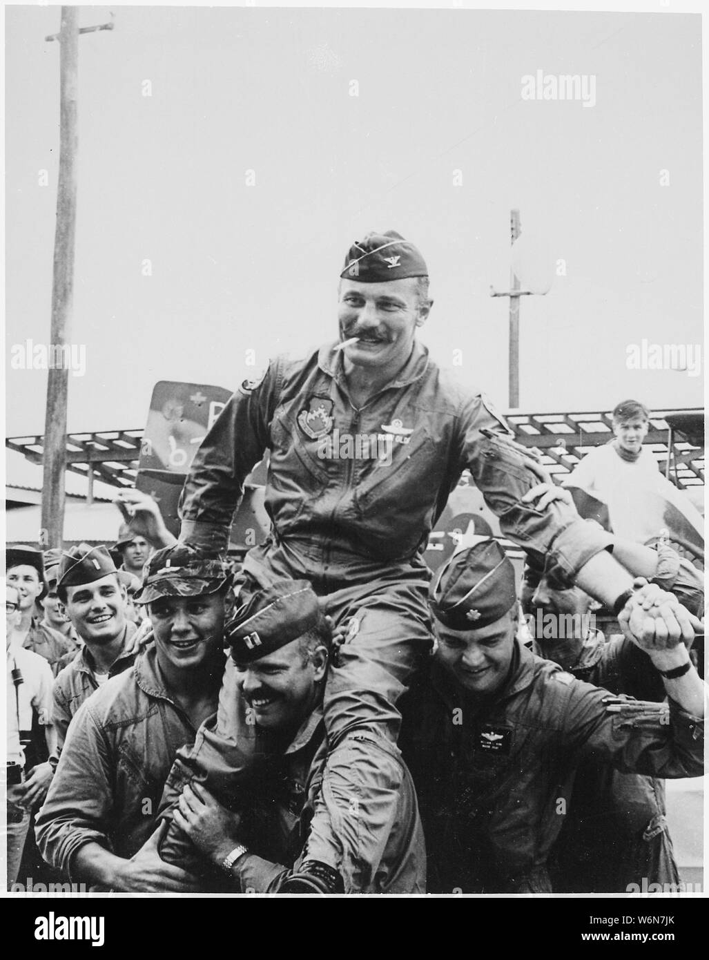 ....Wolfpack pilotes du 8th Tactical Fighter Wing de balayer le colonel Robin Olds loin de son F-4 Phantom II après son retour de sa 100e mission de combat au-dessus du Nord Vietnam. Ans a conduit le Wolfpack grâce à la dernière année comme il amassé 24 victoires MiG, le plus grand combat aérien notice d'une aile F-4 dans la guerre du Vietnam. Ans occupera le poste de commandant de cadets à l'US Air Force Academy le 1 décembre 1967. Banque D'Images