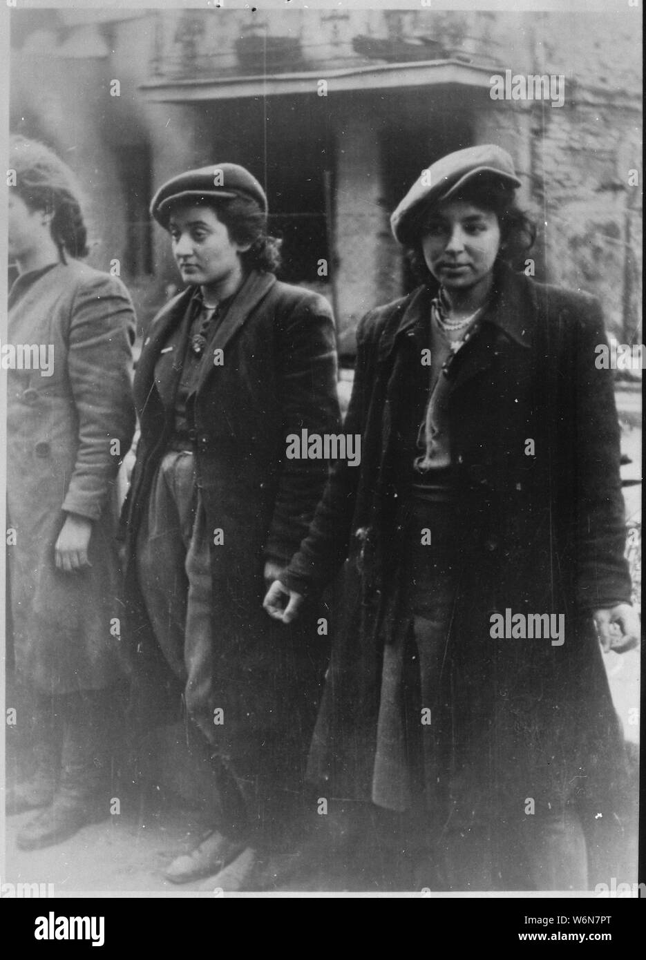 Les détenues. Copie de l'Allemand photographie prise lors de la destruction du Ghetto de Varsovie, Pologne, 1943. ; Deutsch : Mit Waffen gefangene der Weiber Anglais Haluzzenbewegung : insurrection du Ghetto de Varsovie- Photo de Jürgen Stroop Rapport à Heinrich Himmler à partir de mai 1943. L'original allemand sous-titre suivant : Hehalutz des femmes capturés avec des armes. Les femmes de la résistance juive, parmi eux Malka Zdrojewicz (à droite), qui a survécu au camp d'extermination de Majdanek. Polski : w getcie warszawskim Powstanie Fotografia - Raportu Stroopa Jürgena z n'Himmlera Heinricha z maja 1943. Był Oryginalny niemiecki podpis : Schwytane Banque D'Images