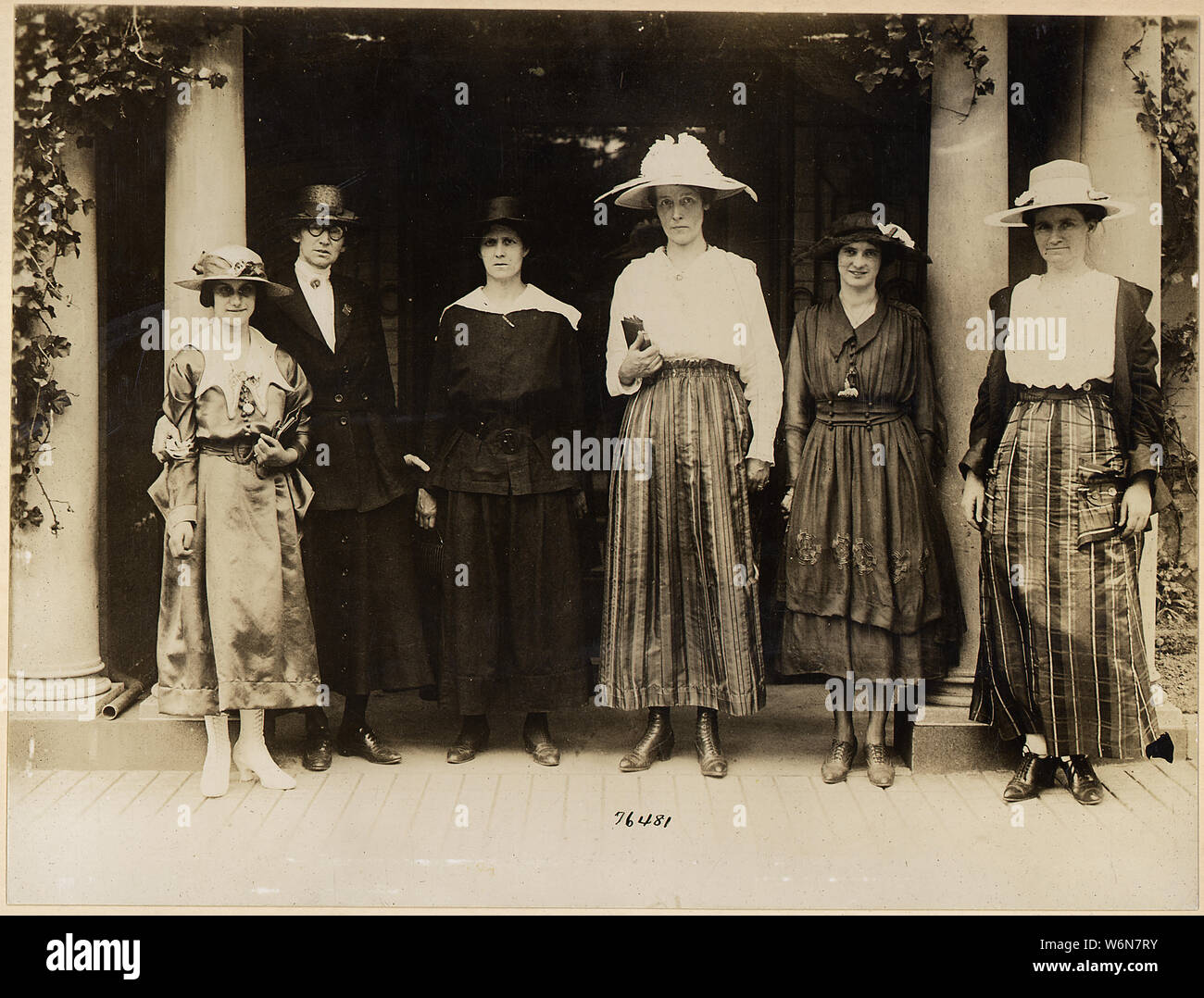 Les femmes des travailleurs sous-munitions exhorter le président d'appuyer le projet de loi le suffrage. Six travailleurs de la guerre . . . ; Portée et contenu : la légende complète se lit comme suit : Les femmes travailleurs sous-munitions exhorter le président d'appuyer le projet de loi le suffrage. Six travailleuses de la guerre, représentant des milliers d'autres, ont été déléguées à voir le président Wilson et l'exhorte à appuyer la motion pour une adoption immédiate du suffrage fédéral amendement. Ces femmes ont été employées à Bethlehem Steel Company à l'usine de Newcastle, Pennslyvania. Ils ont complété leur argument à la déclaration que les femmes sont au service du gouvernement dans les industries de guerre Banque D'Images