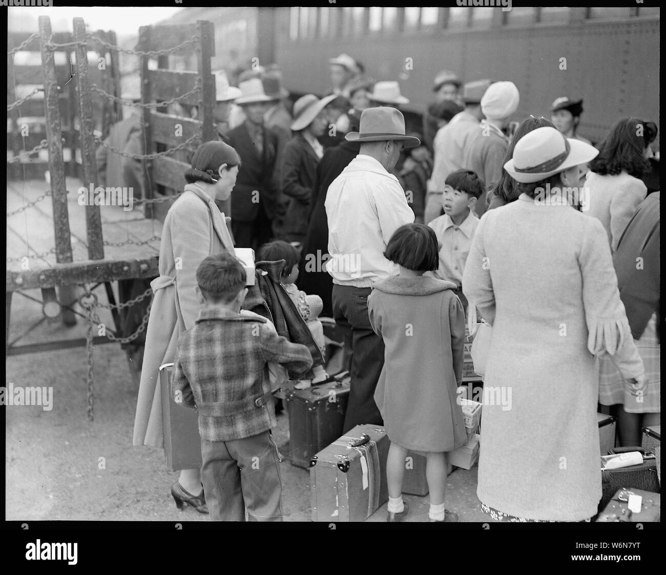 La forêt, en Californie. Les familles agricoles d'origine japonaise en attente à la station de chemin de fer pour la sp . . . ; Portée et contenu : la légende complète pour cette photographie se lit comme suit : forêts, en Californie. Les familles agricoles d'origine japonaise en attente à la gare pour le train spécial qui les prendra à la Merced centre de rassemblement, environ 125 kilomètres. Environ 750 personnes sont évacuées de ce domaine en deux jours, dans deux trains spéciaux. Banque D'Images