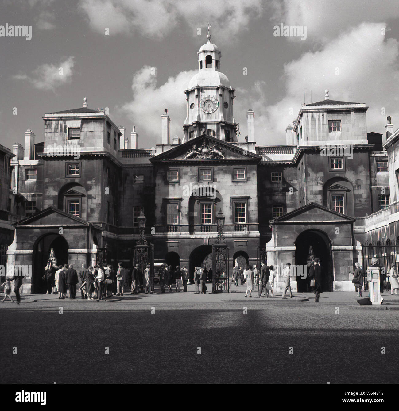 Années 1960, historiques, les gens à Whitehall en dehors du bâtiment historique de Horse Guards, Westminster, London, England, UK. Construit au milieu du 18ème siècle comme caserne pour la cavalerie de famille, il est devenu plus tard un important quartier général militaire. Comme l'original entrée au Palais de Westminster et St James Palance il est rituellement encore défendues par l'imprimeur de la Life Guard et elle ce qui attire les nombreux visiteurs. Banque D'Images