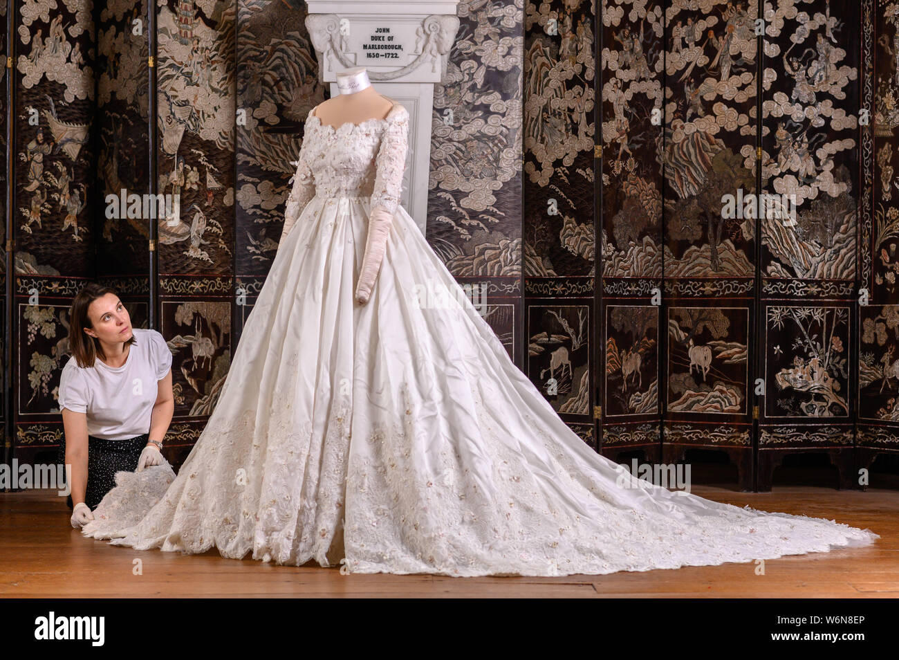 Oxford, UK. 2 août. 2019. La robe de Lady Blandford ,la première Dolce & Gabbana  robe de mariage pour une mariée UK au Royaume-Uni.,le Palais de Blenheim  House assistant manager Carmen Alvarez