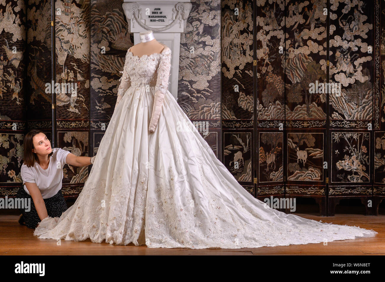 Oxford UK. 2 aout. 2019. La robe de Lady Blandford la premiere Dolce Gabbana robe de mariage pour une mariee UK au Royaume Uni. le Palais de Blenheim House assistant manager Carmen Alvarez