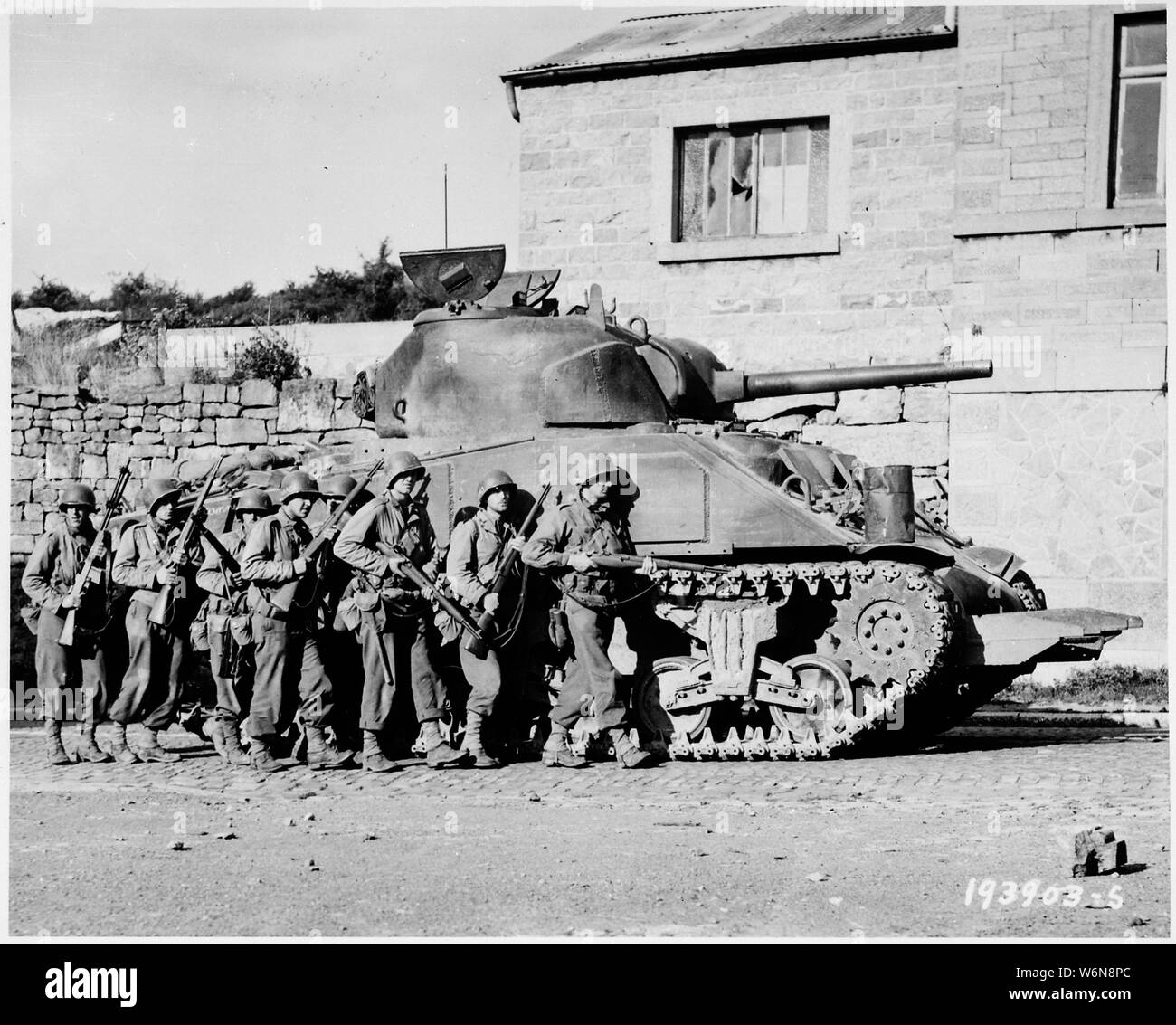 Les Américains du 60e Régiment d'infanterie, l'avance dans une ville belge sous la protection d'un heavy tank. ; notes générales : utilisation de la guerre et des conflits Nombre 1062 lors de la commande d'une reproduction ou demande d'informations sur cette image. Banque D'Images