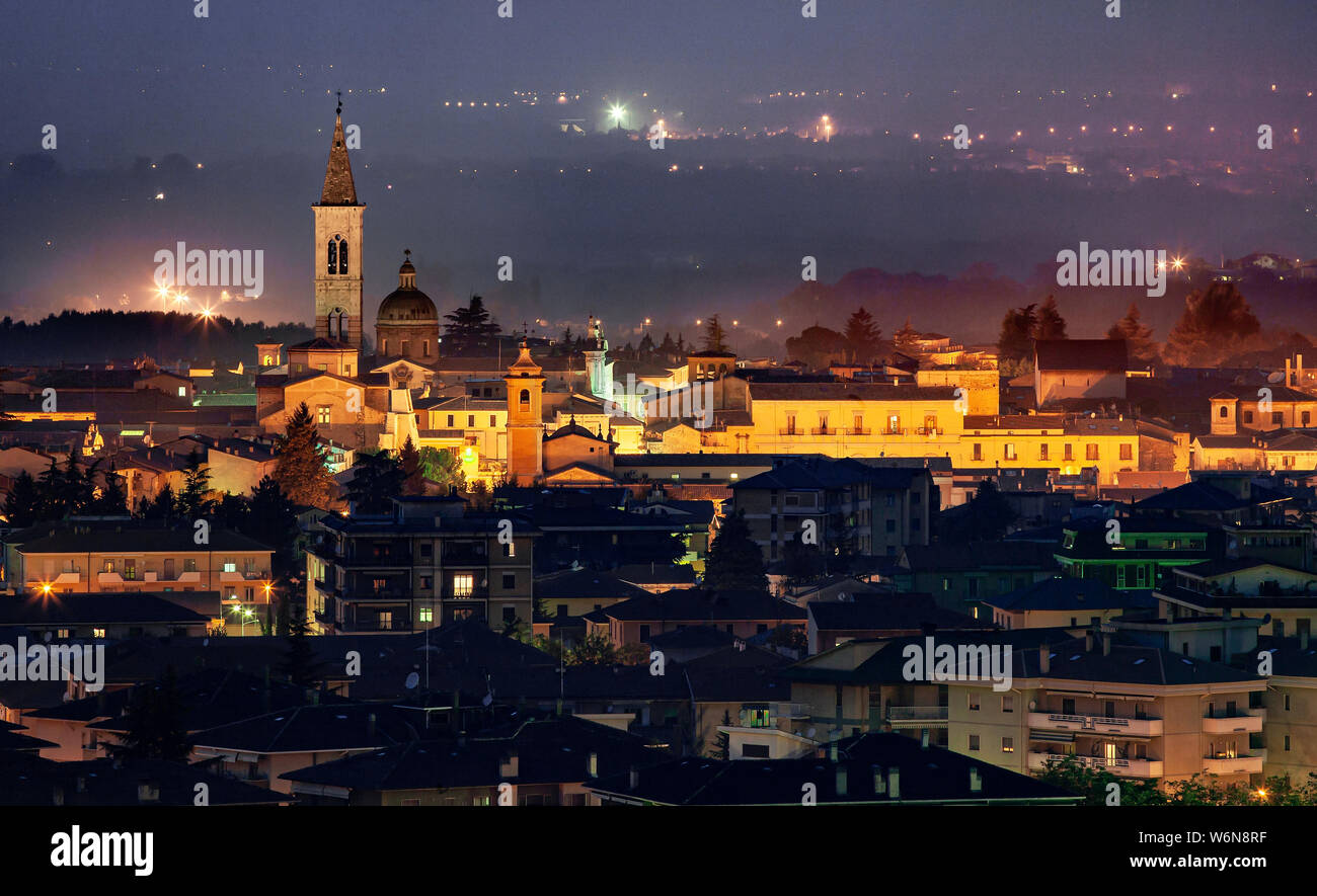 Vue nocturne sur la ville de Sulmona.Sulmona, province de l'Aquila, Abruzzes, Italie, Europe Banque D'Images