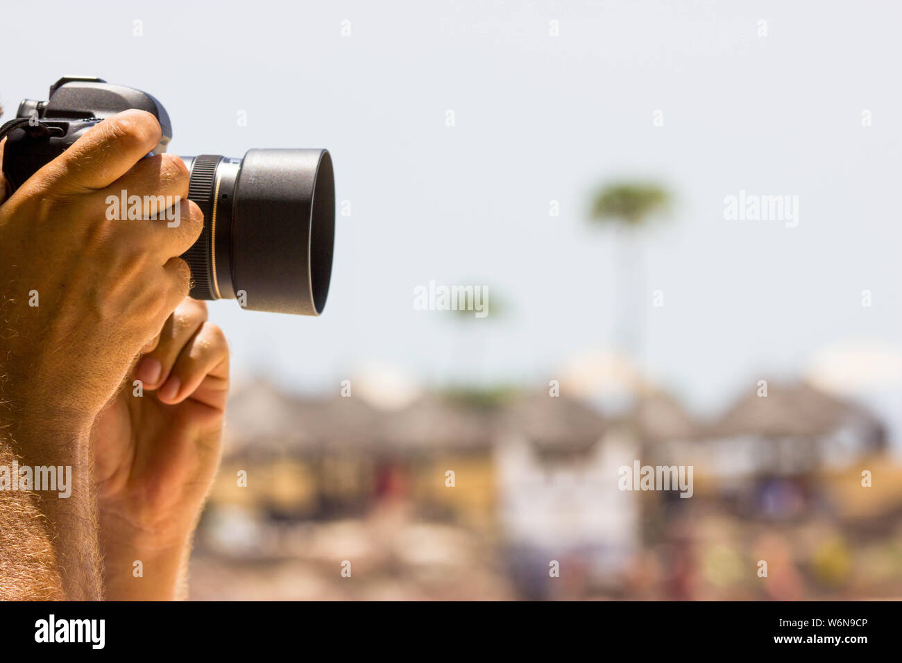 Maintenez le photographe masculin dans la main de l'appareil photo numérique pour prendre des photos Copier texte spase Banque D'Images