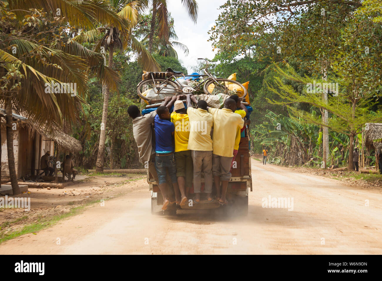 Zanzibar, Tanzanie, le 26 mars 2015 - Transport bus local à Zanzibar peut devenir très agité et occupé. Banque D'Images