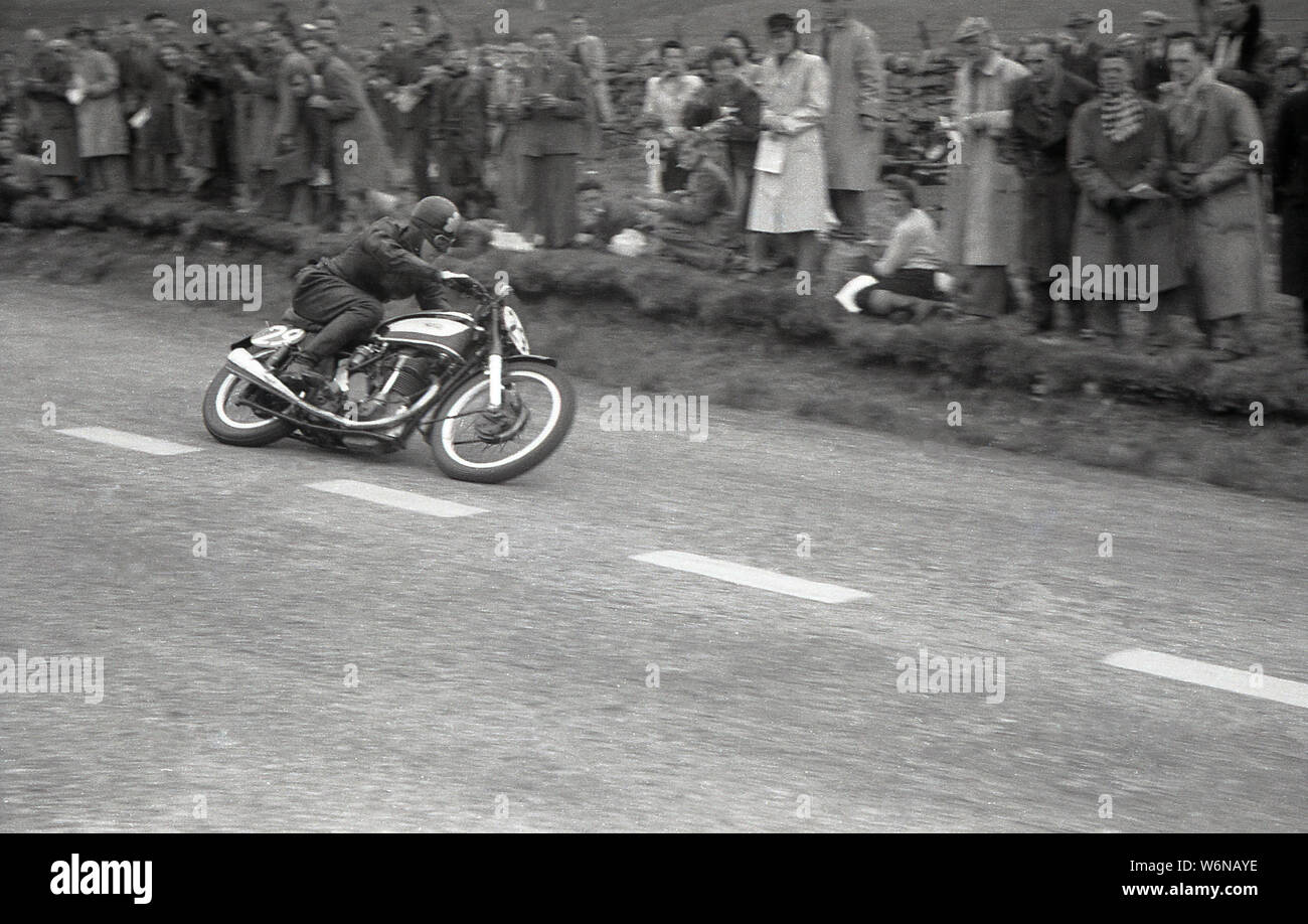 Années 1950, historique, un motocycliste équitation dans la course TT sur l'île de Man. Le célèbre TT (Tourist Trophy) courses de moto begain en 1907 et ont lieu sur la voie publique de l'île, sur le Sneffels Mountain bien sûr, même si entre 1954-1959, les courses sont sur le Cylpse avec grille de cours complète traditionnelle commence. Banque D'Images