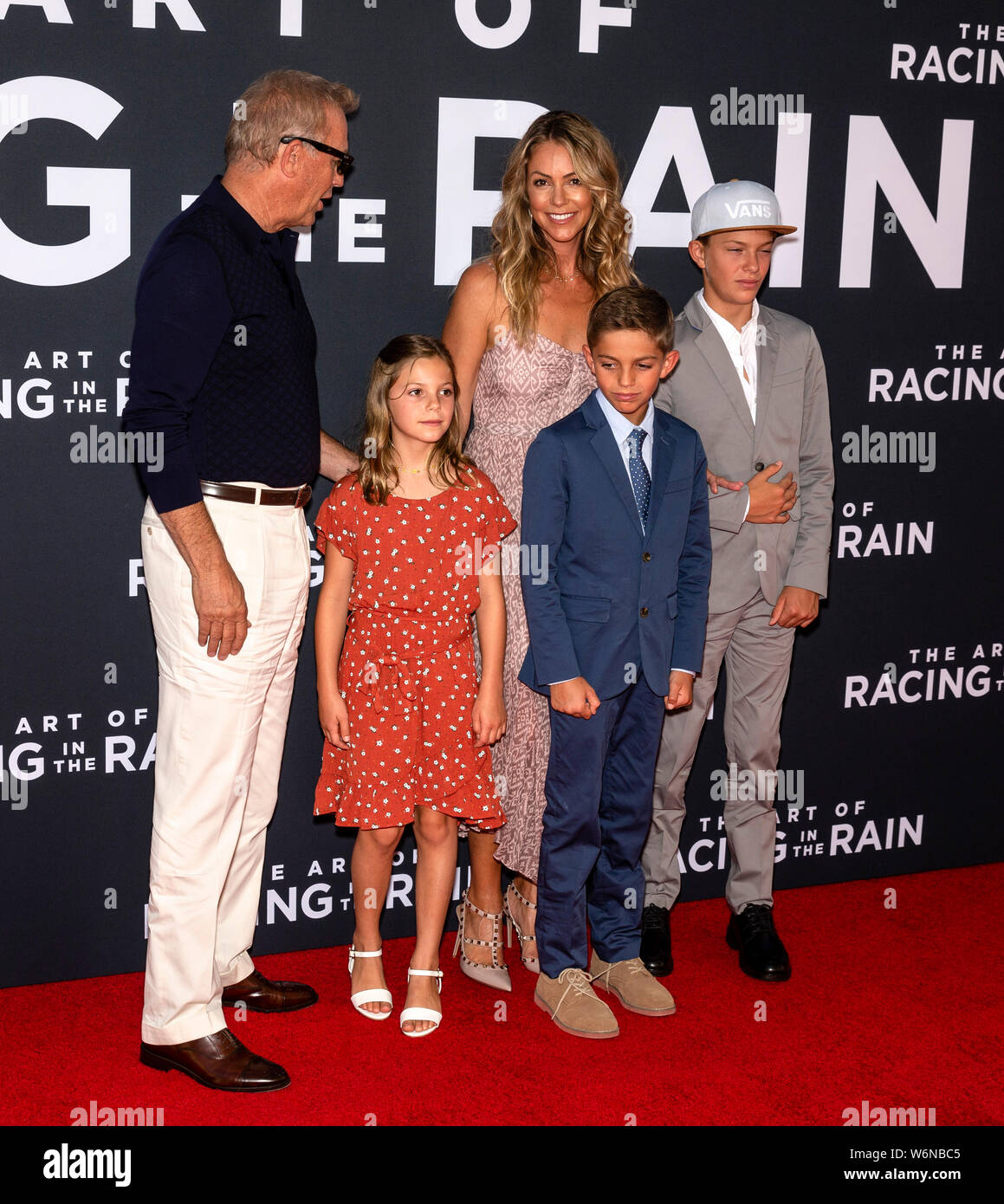 Los Angeles, CA - août 01, 2019 : Grace Avery Costner, Kevin Costner, Cayden Wyatt Costner, Christine Baumgartner et Hayes Logan Costner assister à la Banque D'Images