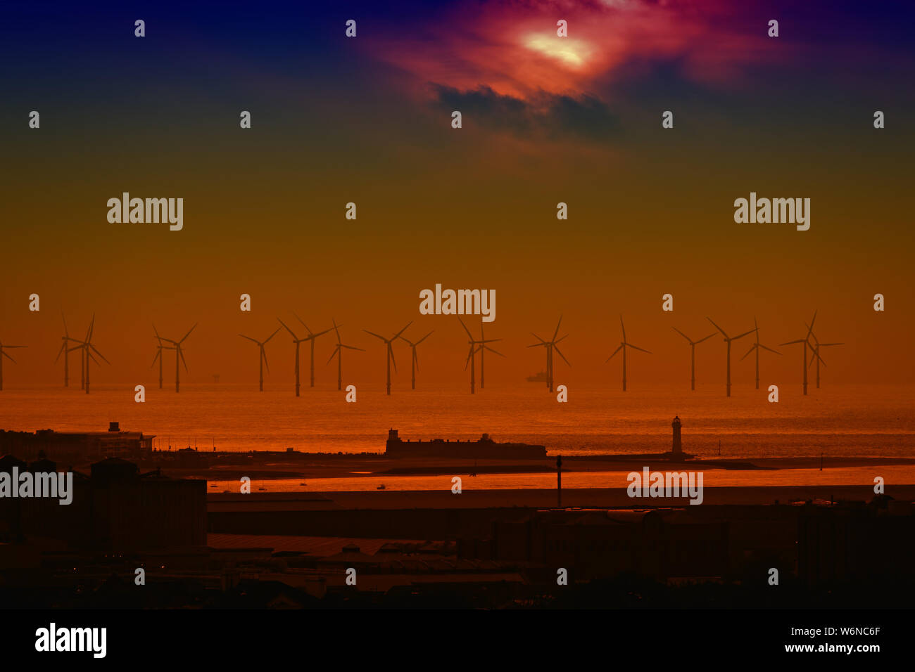 Burbo turbines éoliennes en mer Banque de la baie Liverpool en silhouette contre le ciel d'un beau coucher du soleil. Banque D'Images