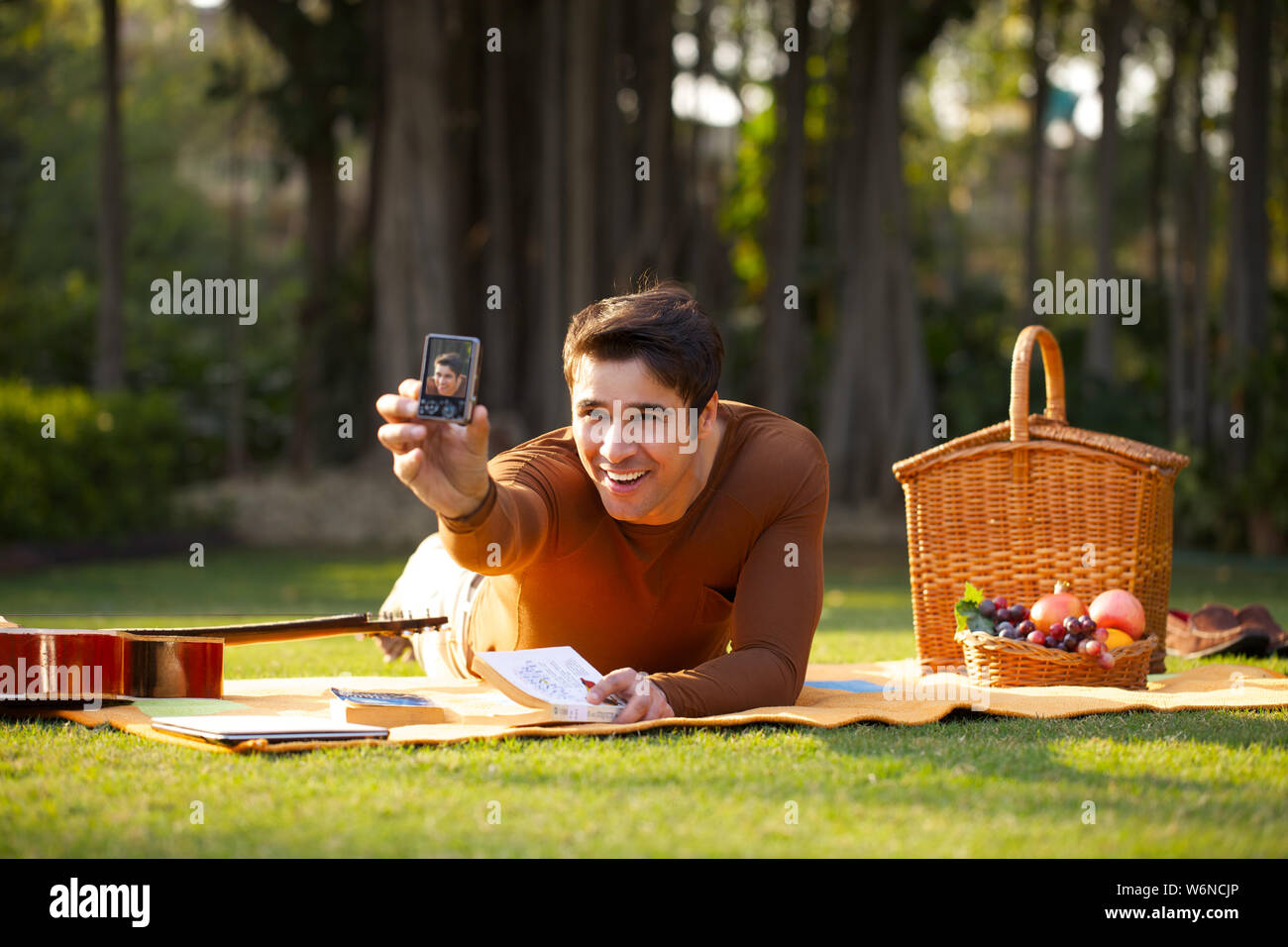 Man taking photo de lui-même avec un téléphone mobile Banque D'Images