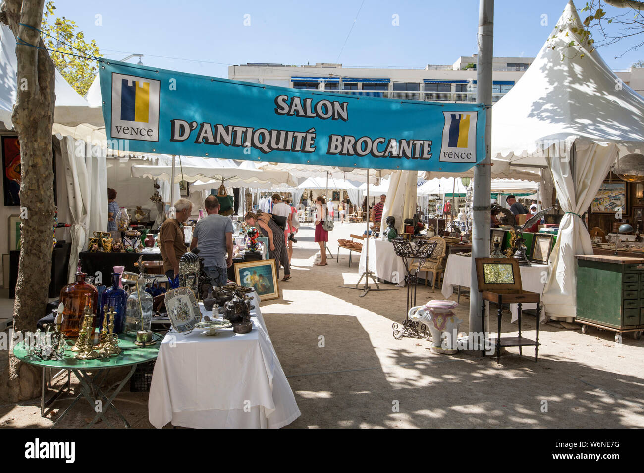 Place Maréchal Juin, Vence niché dans les collines de la département des Alpes Maritimes dans la région Provence-Alpes-Côte d'Azur, dans le sud-est de la France. Banque D'Images