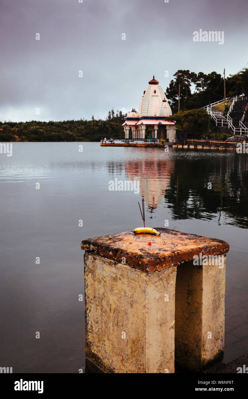 Temple hindou par cratère volcanique lac de Grand Bassin, également connu sous le nom de 'Ganga Talao' ou 'lac' Ganges, Maurice, Afrique du Sud Banque D'Images