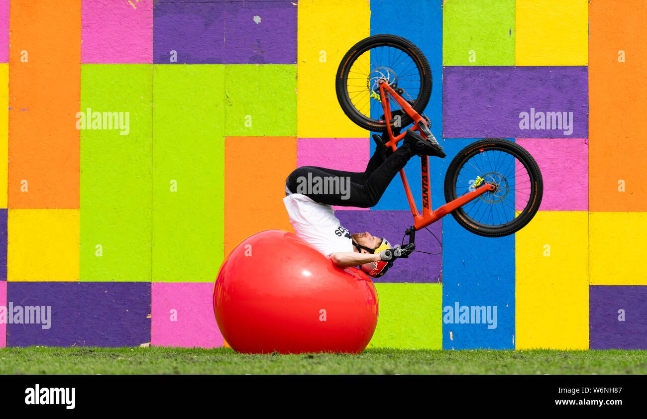 Edinburgh, Ecosse, Royaume-Uni. 2 août 2019. Danny MacAskill cavaliers professionnels cliniques et Duncan Shaw effectuer des astuces sur les prés. Danny MacAskill's Drop & Roll Live est un fait saillant de cette année, le point faible du moyeu du Cirque programme. Photo Danny MacAskill Iain Masterton/Alamy Live News Banque D'Images